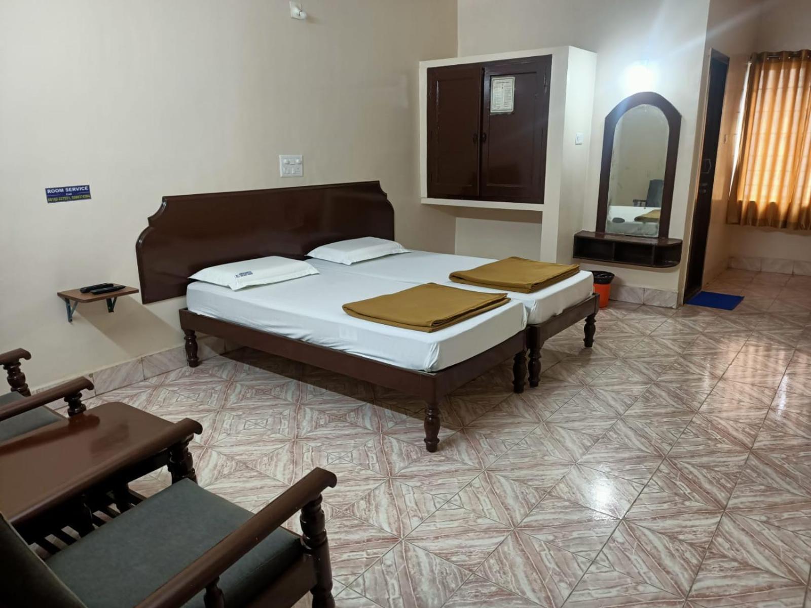 Arihanth Deluxe Lodge Shimoga Esterno foto