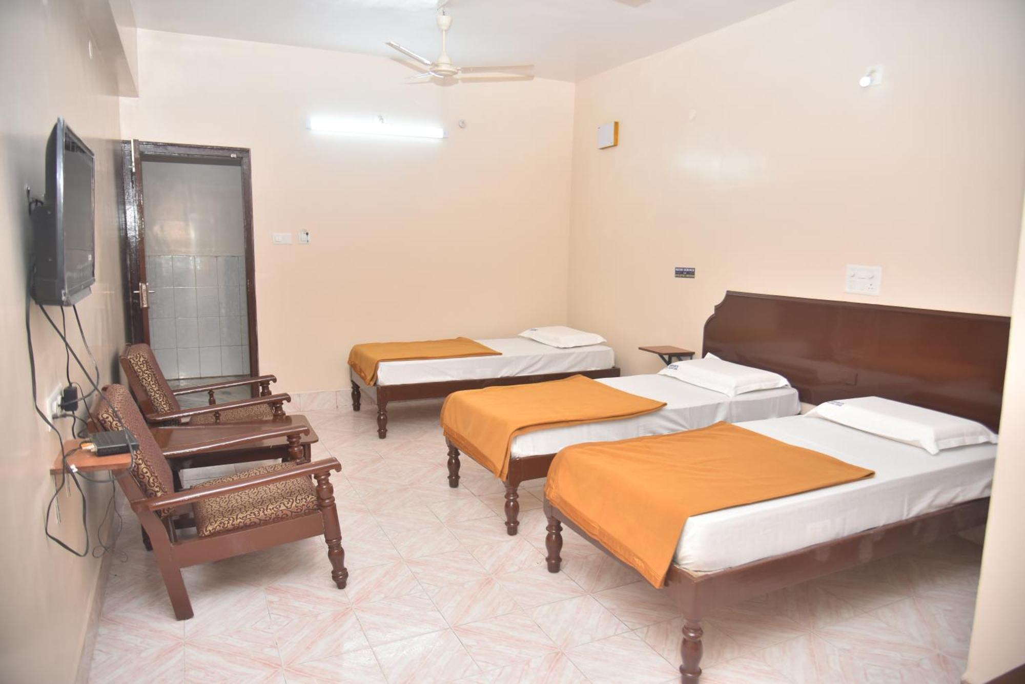 Arihanth Deluxe Lodge Shimoga Esterno foto