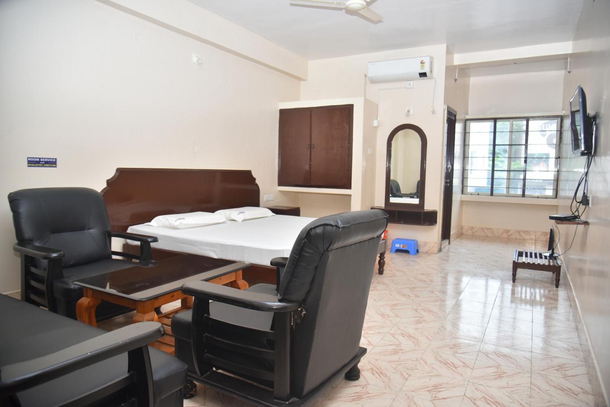 Arihanth Deluxe Lodge Shimoga Esterno foto